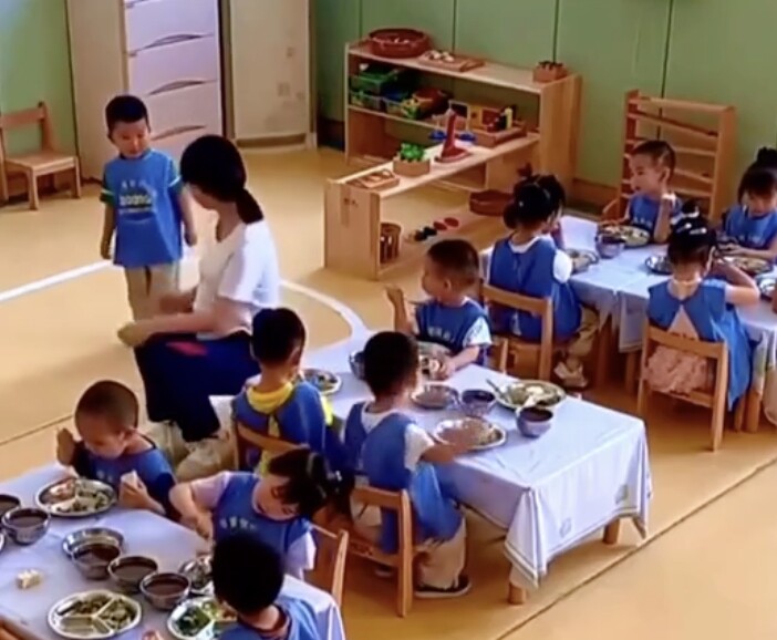 Giờ ăn trưa ở trường con trai mầm non có hành động gây chú ý với cô giáo, mẹ đăng ngay đoạn video lên mạng - 4