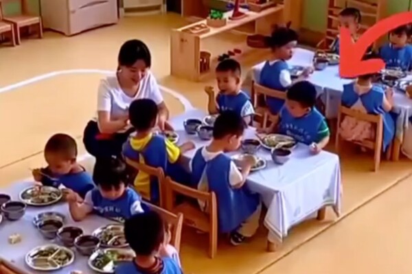 Giờ ăn trưa ở trường con trai mầm non có hành động gây chú ý với cô giáo, mẹ đăng ngay đoạn video lên mạng - 1