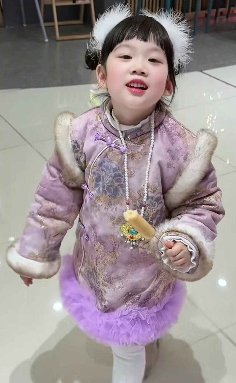 Vẻ ngoài xinh xắn của đứa trẻ khi ở với bố mẹ.