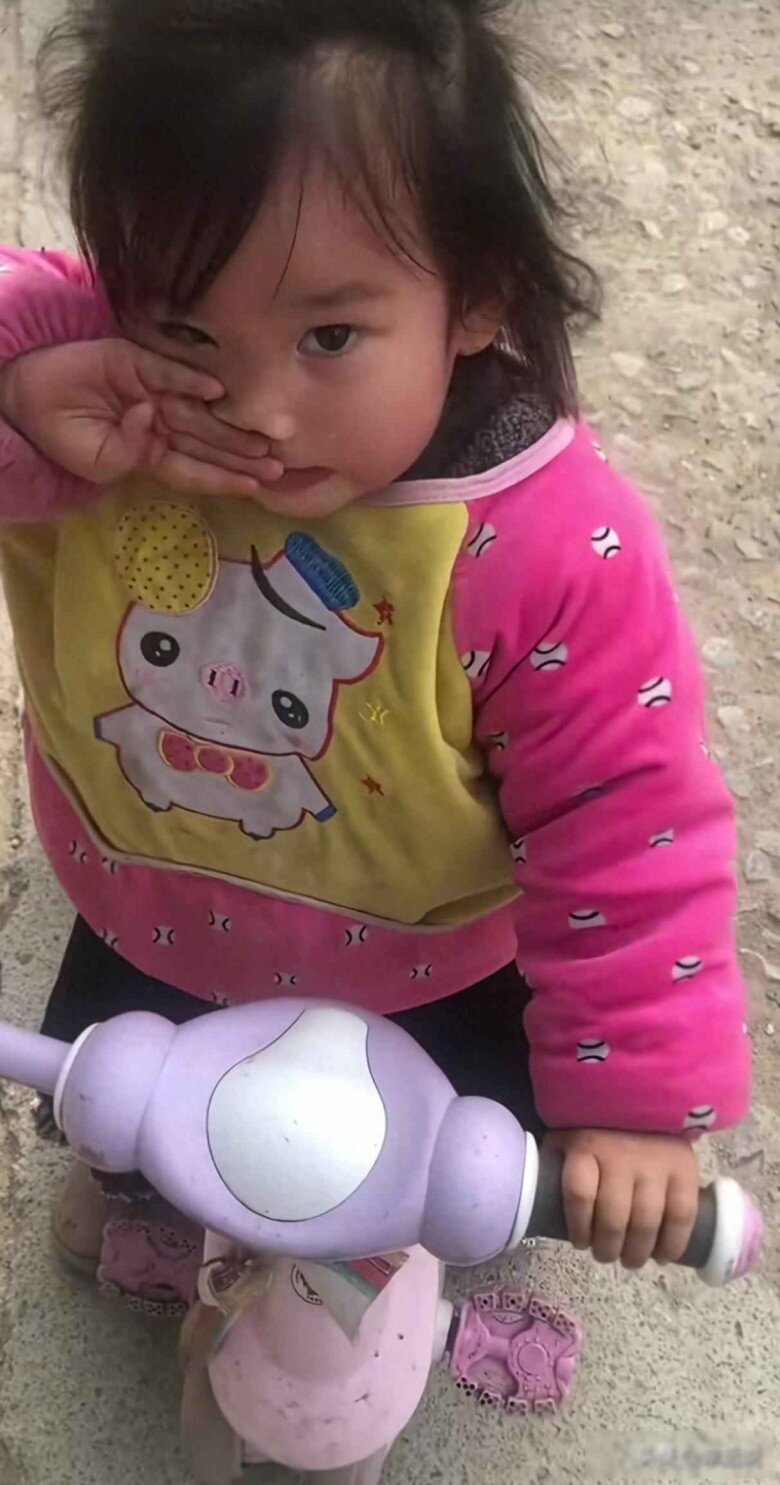 Gửi con gái xinh ở quê ăn Tết với ông bà, mẹ về đón lên phố đi học thì tá hoả diện mạo đứa trẻ - 3