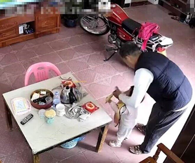 Gửi con về quê nhưng ông nội luôn lạnh nhạt với cháu, hình ảnh camera ghi lại khiến người mẹ không tin vào mắt mình - 2