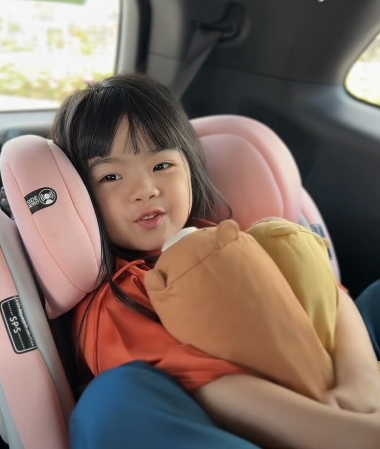 Hai con gái song sinh của Vân Trang ngồi xe hơi tiền tỷ hát múa hút 5 nghìn lượt thích, sống chuẩn tiểu thư - 4