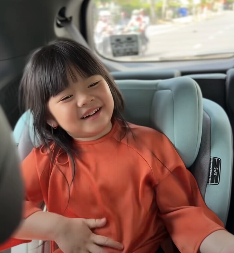 Hai con gái song sinh của Vân Trang ngồi xe hơi tiền tỷ hát múa hút 5 nghìn lượt thích, sống chuẩn tiểu thư - 5