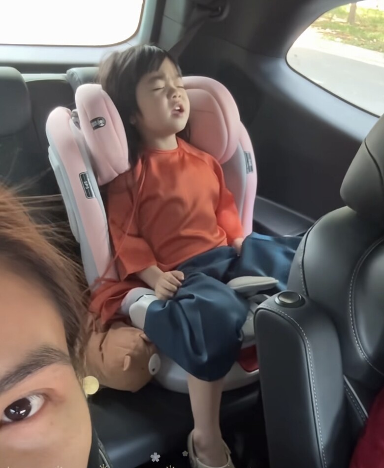 Hai con gái song sinh của Vân Trang ngồi xe hơi tiền tỷ hát múa hút 5 nghìn lượt thích, sống chuẩn tiểu thư - 1