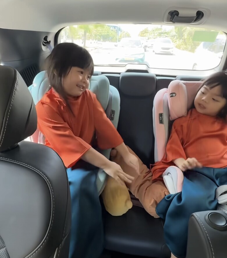 Hai con gái song sinh của Vân Trang ngồi xe hơi tiền tỷ hát múa hút 5 nghìn lượt thích, sống chuẩn tiểu thư - 3