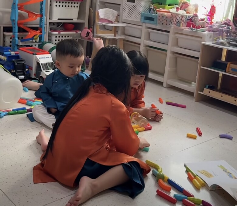 Hai con gái song sinh của Vân Trang ngồi xe hơi tiền tỷ hát múa hút 5 nghìn lượt thích, sống chuẩn tiểu thư - 6