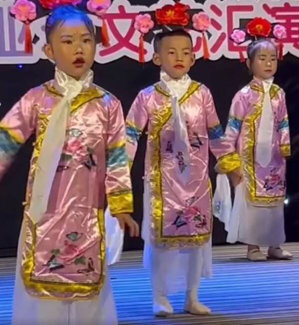 Háo hức đến trường xem con biểu diễn văn nghệ Tết, bố mẹ tá hoả không nhận ra đứa trẻ của mình trên sân khấu - 2