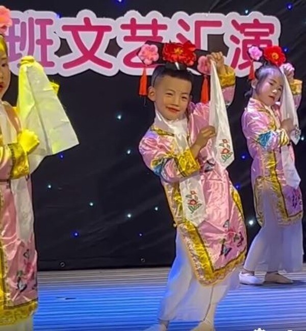 Háo hức đến trường xem con biểu diễn văn nghệ Tết, bố mẹ tá hoả không nhận ra đứa trẻ của mình trên sân khấu - 3