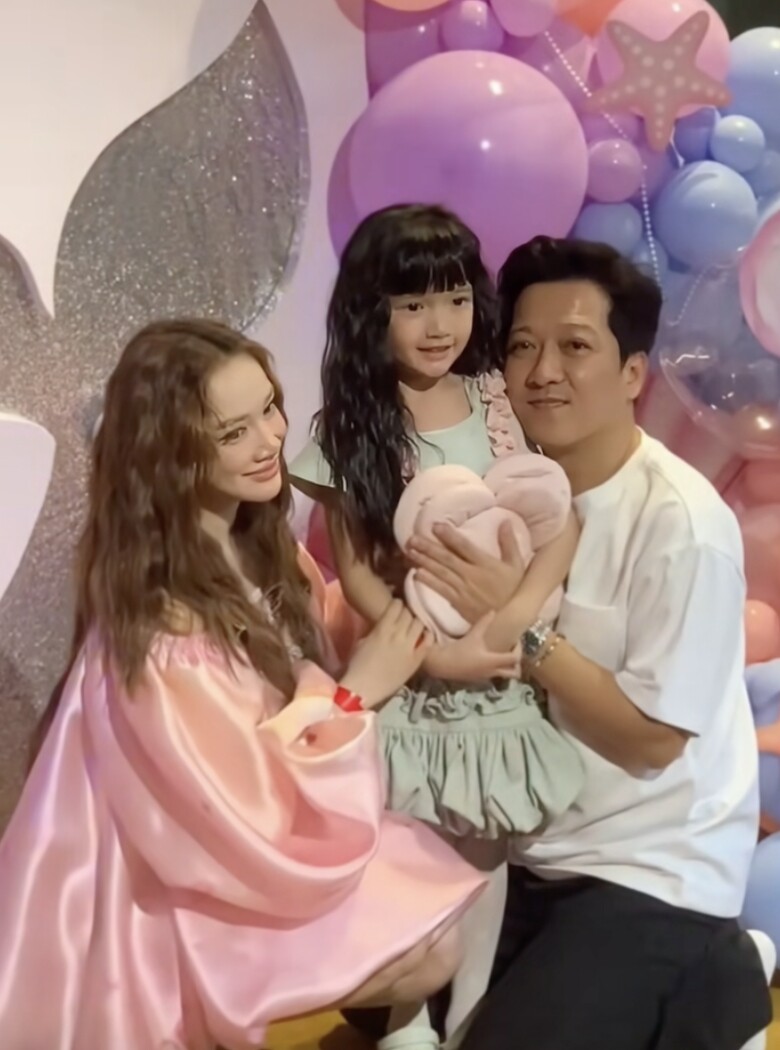 Khoảnh khắc trong tiệc sinh nhật riêng tư của con gái Nhã Phương khiến dân tình thốt lên: “Không ai bằng Trường Giang” - 1