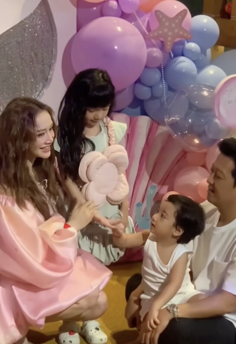Trường Giang - Nhã Phương tổ chức sinh nhật sớm cho con gái.