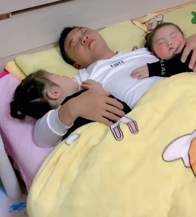 Kiểm tra camera ở nhà thấy chồng ôm 2 con gái ngủ say, cảnh tượng ở góc giường khiến vợ đỏ mặt - 1