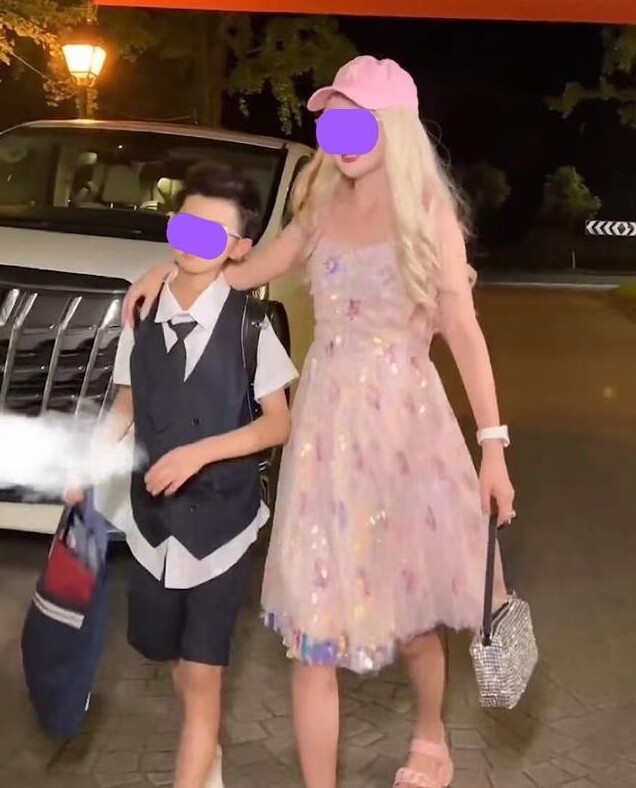 Mẹ 40 tuổi lái siêu xe đến trường đón con, thấy mẹ đứa trẻ thở dài: Mẹ đừng ăn mặc kỳ lạ như vậy được không? - 3