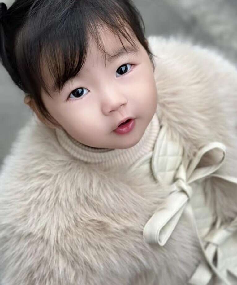 Mẹ đi xuất khẩu lao động gửi con gái xinh xắn ở quê cho bà ngoại chăm, nửa năm về không nhận ra đứa trẻ - 1