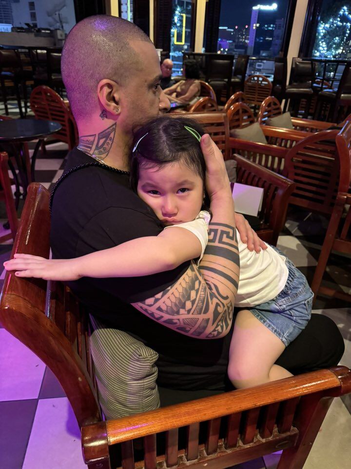 Mẹ đơn thân Cần Thơ chặn liên lạc khi nhạc công Cuba hơn 15 tuổi theo đuổi, cuối cùng phải lòng sau lần ở bệnh viện - 4