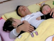 Yêu con - Kiểm tra camera ở nhà thấy chồng ôm 2 con gái ngủ say, cảnh tượng ở góc giường khiến vợ đỏ mặt