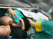 Bà bầu - MXH xôn xao bức hình mẹ bầu nằm trên bàn đẻ vẫn ôm chặt con trai lớn, lý do khiến tất cả rơi lệ