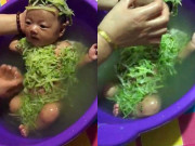 Yêu con - Đi làm về thấy bà nội tắm cho cháu 4 tháng tuổi bằng thứ nước kỳ lạ, khắp người con xanh lè, người mẹ tá hoả