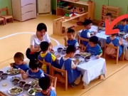 Yêu con - Giờ ăn trưa ở trường con trai mầm non có hành động gây chú ý với cô giáo, mẹ đăng ngay đoạn video lên mạng