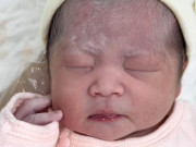 Yêu con - Con sinh 3 ngày vẫn không chịu mở mắt, nhận kết quả khám của bác sĩ bố mẹ mới biết do di truyền