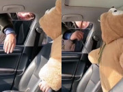 Yêu con - Đoạn video người đàn ông liên tục có hành động lạ với đứa bé đang ở trong xe ô tô 1 mình khiến CĐM nóng mặt