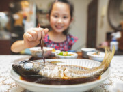 Yêu con - Loại cá nên cho trẻ ăn nhiều vào mùa xuân, được mệnh danh là "nhà vô địch về não", giúp bé tăng gấp đôi chỉ số IQ