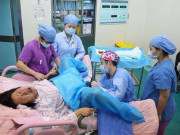 Bà bầu - Sản phụ sinh đôi một trai một gái, bác sĩ đang khâu vết mổ thì điếng người phát hiện thêm một thai nhi chuyển động