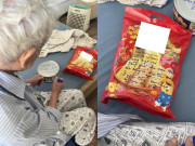 Yêu con - Ông ngoại 91 tuổi cặm cụi chuẩn bị quà Tết cho cháu, dòng chữ trên mỗi gói quà khiến ai xem cũng rớm nước mắt