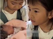 Yêu con - Xôn xao cảnh bé gái 6 tuổi xinh xắn ngồi ôm đứa bé sơ sinh ở hành lang bệnh viện, đau lòng chuyện phía sau