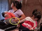 Yêu con - Bức ảnh 3 mẹ con trên chuyến tàu về quê ăn Tết khiến nhiều người cay mắt khi nhìn bàn tay người mẹ