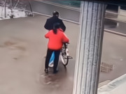 Yêu con - Đi làm xa gửi con về quê ăn Tết với ông bà nội, mẹ òa khóc khi xem camera ở nhà