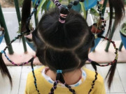 Yêu con - Con gái đi học về mỗi ngày một kiểu tóc nhưng liên tục nói đau đầu, mẹ nhắn tin cho cô giáo thì sốc trước câu trả lời