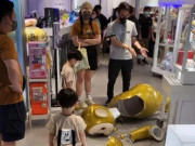 Yêu con - Con làm vỡ đồ trong siêu thị bố phải bồi thường 100 triệu, ngày sau chủ cửa hàng xin lỗi, vội trả lại tiền