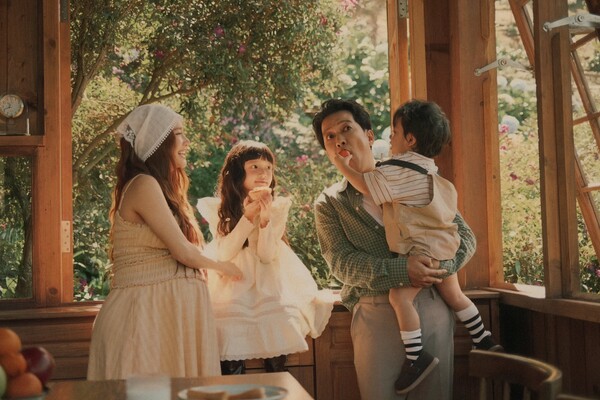 Nhã Phương “khoe” loạt ảnh bế bụng bầu con thứ 3, ái nữ quý tử được khen 1 bé giống mẹ 1 bé giống bố - 1