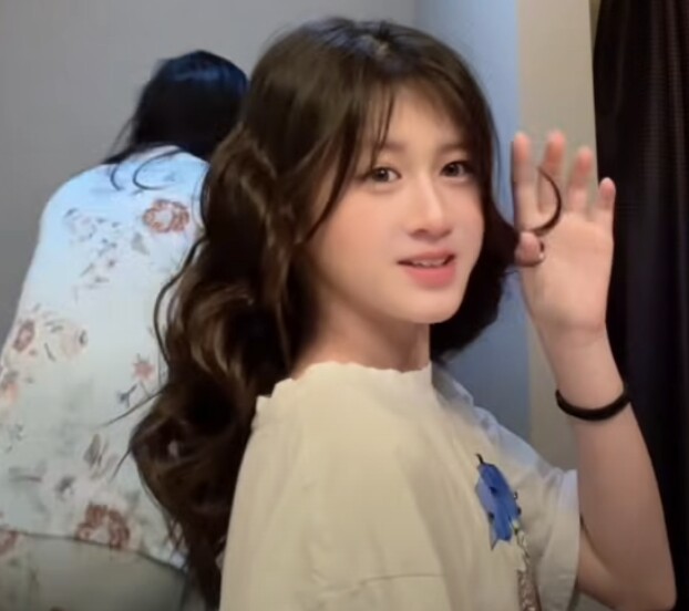 Nhận không ra con gái Trang Trần sau 2 năm qua Mỹ định cư, dậy thì xinh như gái Tây - 1