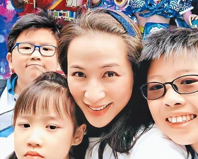 Mạnh Gia Kỳ từ khi lấy chồng và làm mẹ 3 con, đã quyết định rút khỏi showbiz.