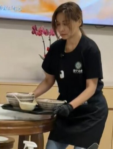 Hiện tại cô bán quán nuôi 3 con.