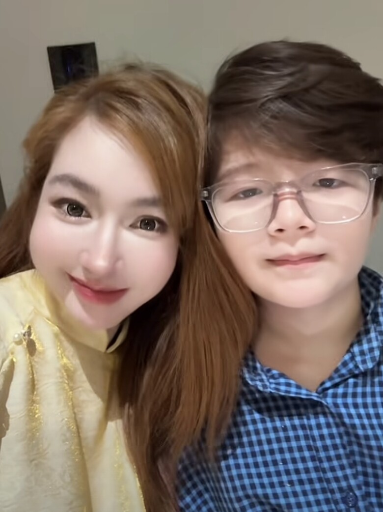 Nữ diễn viên Việt làm mẹ đơn thân, được báo Trung khen, 38 tuổi như chị em với con trai lai Tây 11 tuổi - 2