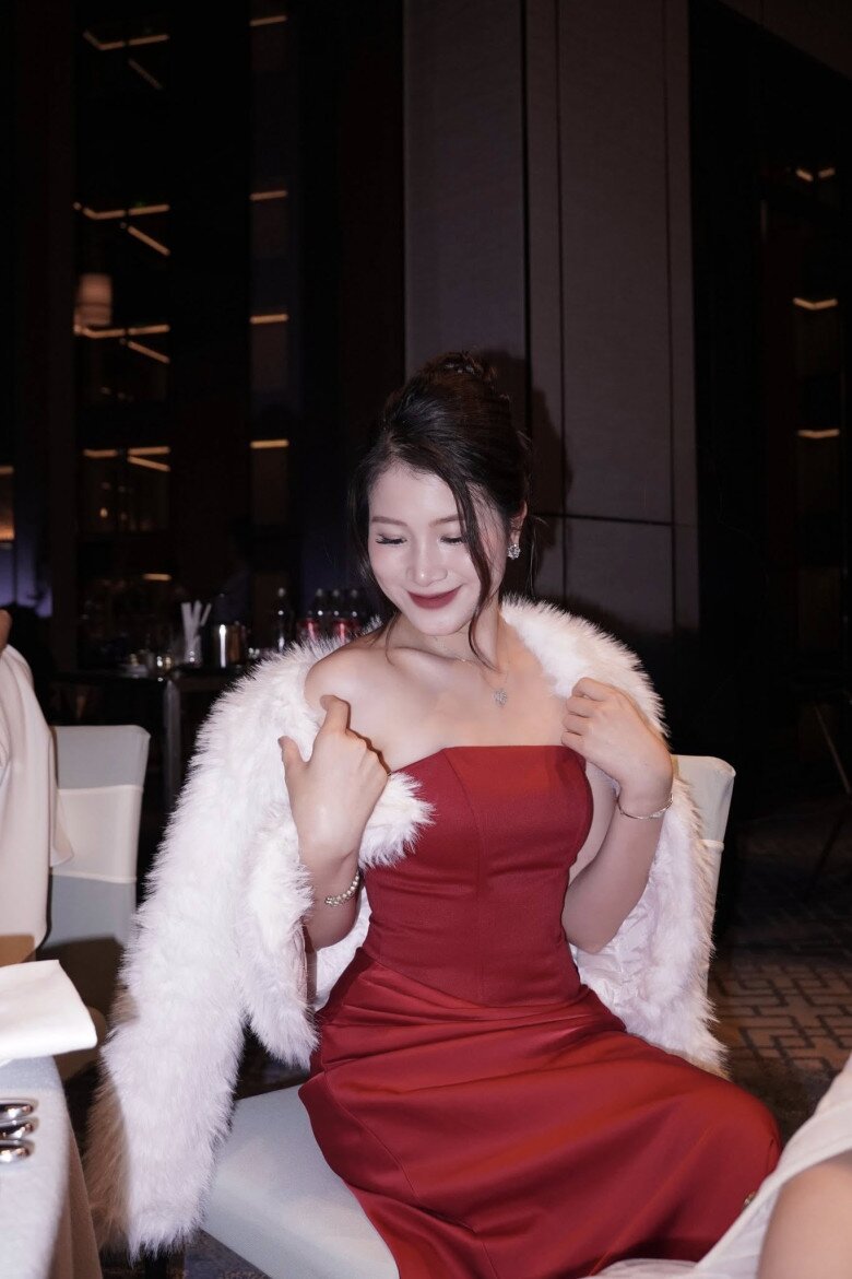 Nữ tiếp viên hàng không Việt trên máy bay nền nã chuyên nghiệp, rời cabin là mẹ bỉm xinh trẻ như chị của con trai - 7