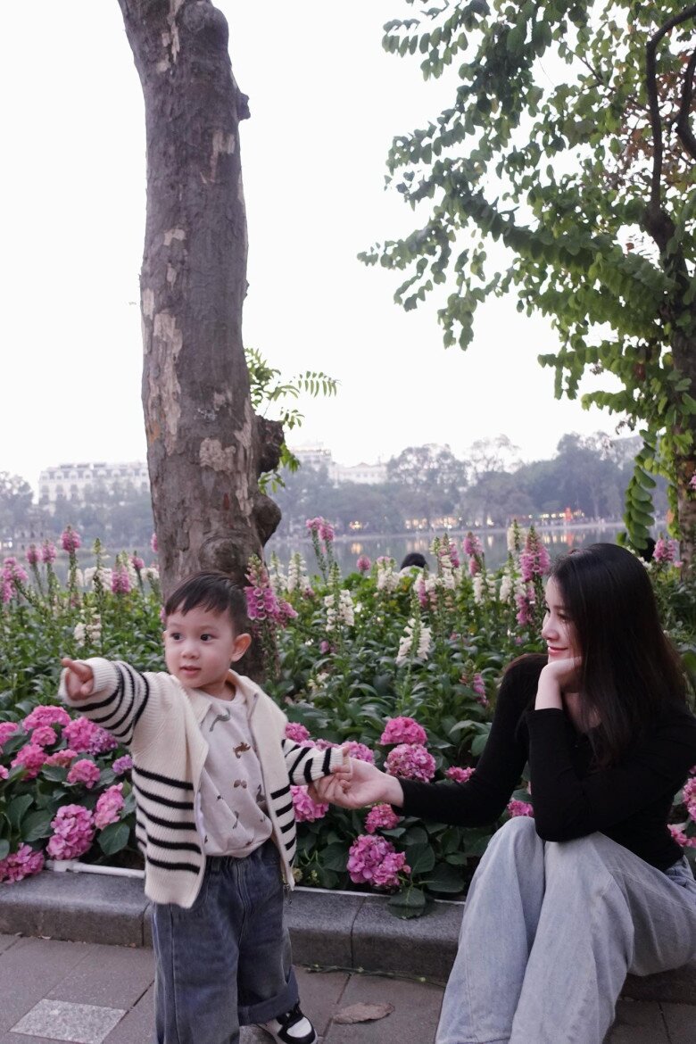 Nữ tiếp viên hàng không Việt trên máy bay nền nã chuyên nghiệp, rời cabin là mẹ bỉm xinh trẻ như chị của con trai - 9