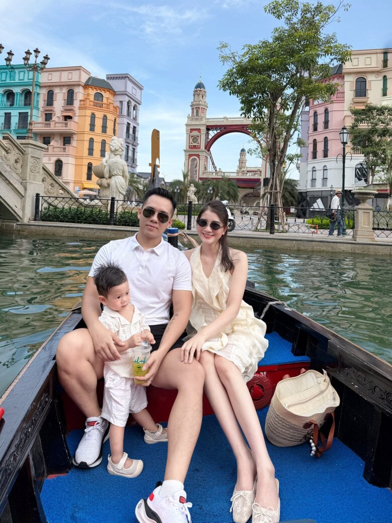 Nữ tiếp viên hàng không Việt trên máy bay nền nã chuyên nghiệp, rời cabin là mẹ bỉm xinh trẻ như chị của con trai - 10