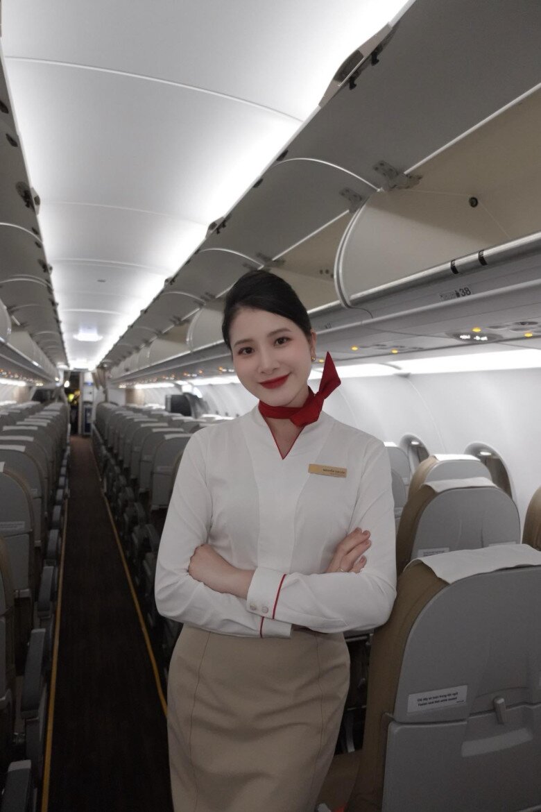 Nữ tiếp viên hàng không Việt trên máy bay nền nã chuyên nghiệp, rời cabin là mẹ bỉm xinh trẻ như chị của con trai - 3