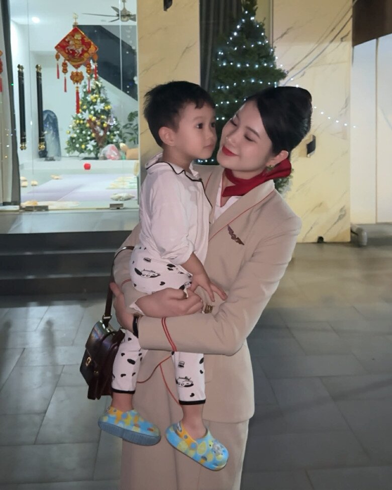 Nữ tiếp viên hàng không Việt trên máy bay nền nã chuyên nghiệp, rời cabin là mẹ bỉm xinh trẻ như chị của con trai - 4