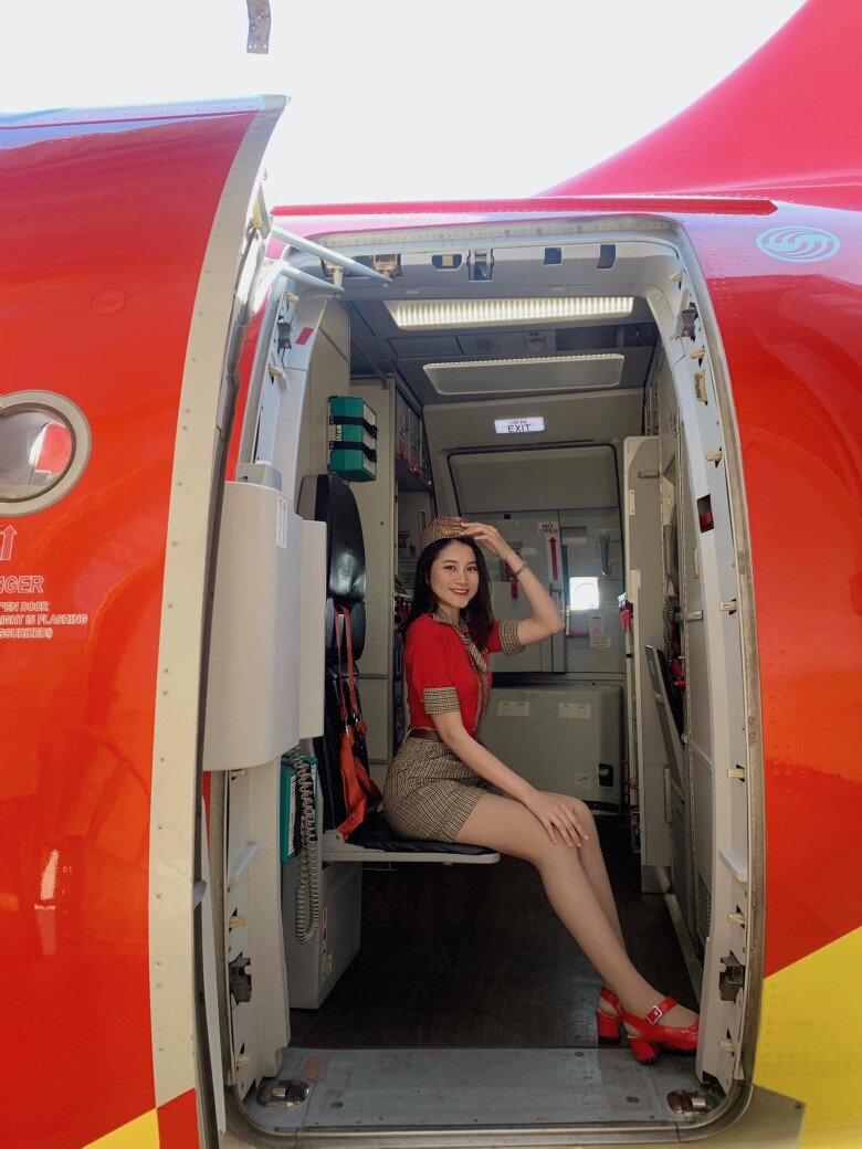 Nữ tiếp viên hàng không 9x làm mẹ trẻ đẹp như gái 18.