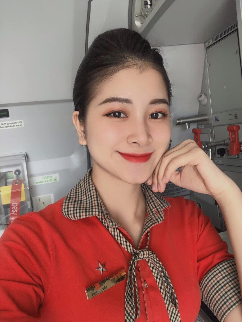 Nữ tiếp viên hàng không Việt trên máy bay nền nã chuyên nghiệp, rời cabin là mẹ bỉm xinh trẻ như chị của con trai - 2