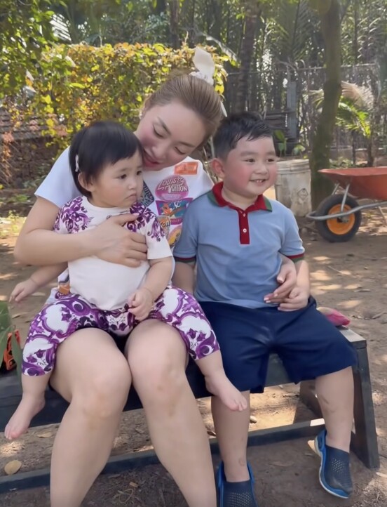 Ở biệt thự rộng 1600m2, học trường quốc tế, “tiểu thiếu gia” nhà Chi Bảo vẫn quần đùi áo thun làm vườn dù mới 3 tuổi - 7