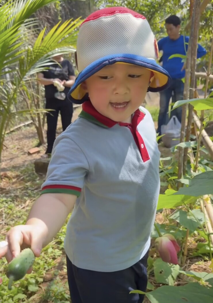 XEM VIDEO: Con trai Chi Bảo đảm đang làm việc nhà.