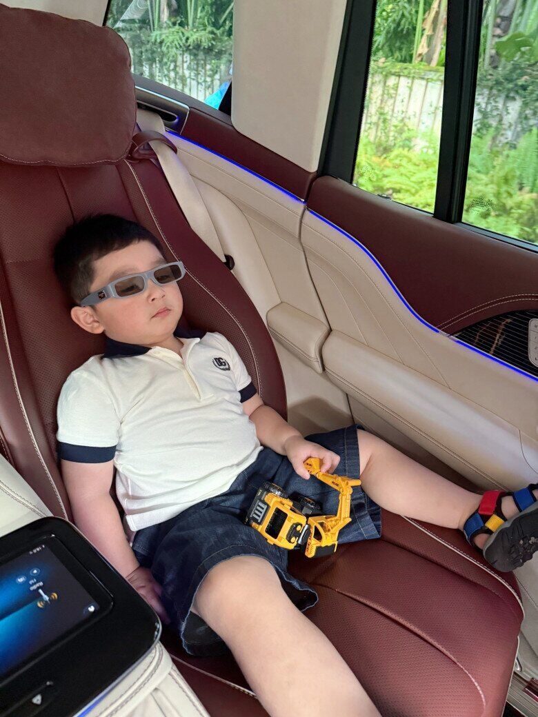 Ở biệt thự rộng 1600m2, học trường quốc tế, “tiểu thiếu gia” nhà Chi Bảo vẫn quần đùi áo thun làm vườn dù mới 3 tuổi - 4