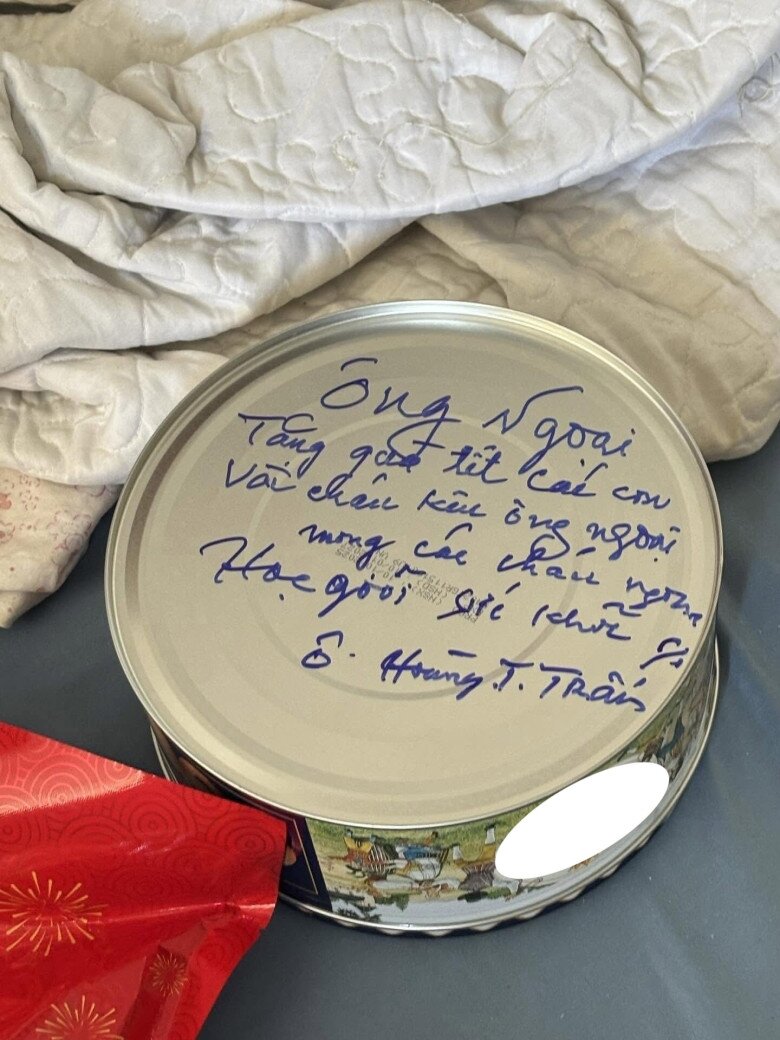 Ông ngoại 91 tuổi cặm cụi chuẩn bị quà Tết cho cháu, dòng chữ trên mỗi gói quà khiến ai xem cũng rớm nước mắt - 2