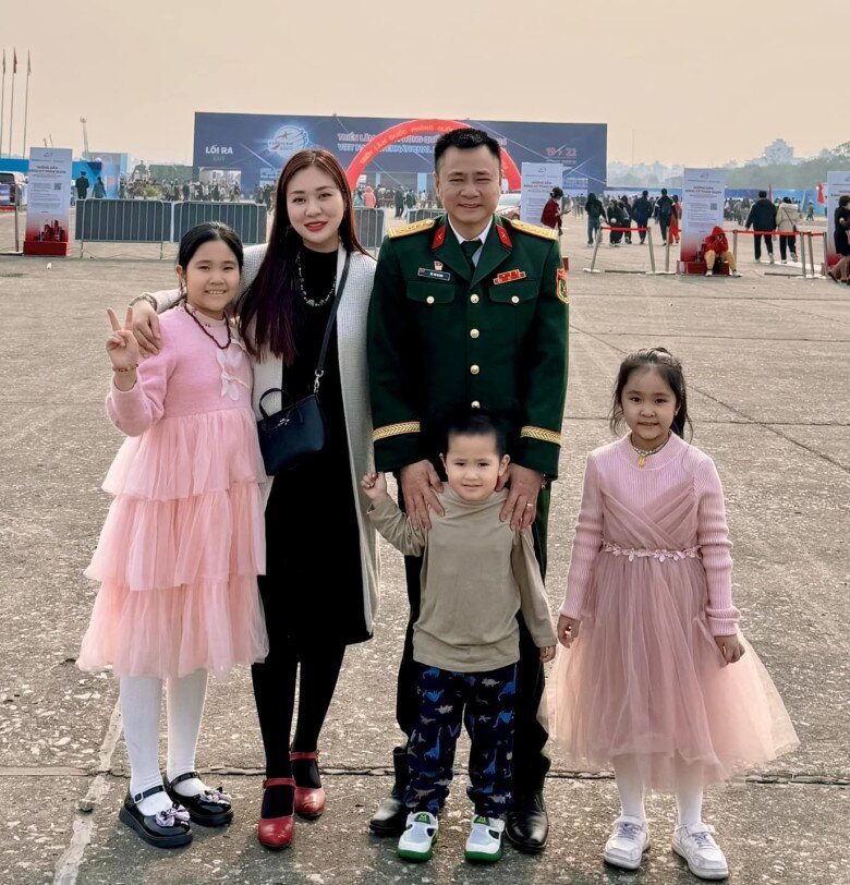 Nữ Thiếu tá đứng sau thành công của Giám đốc Nhà hát chèo Tự Long: amp;#34;Ngày Tết, anh Long nấu món vợ thích, giành chơi với con” - 12