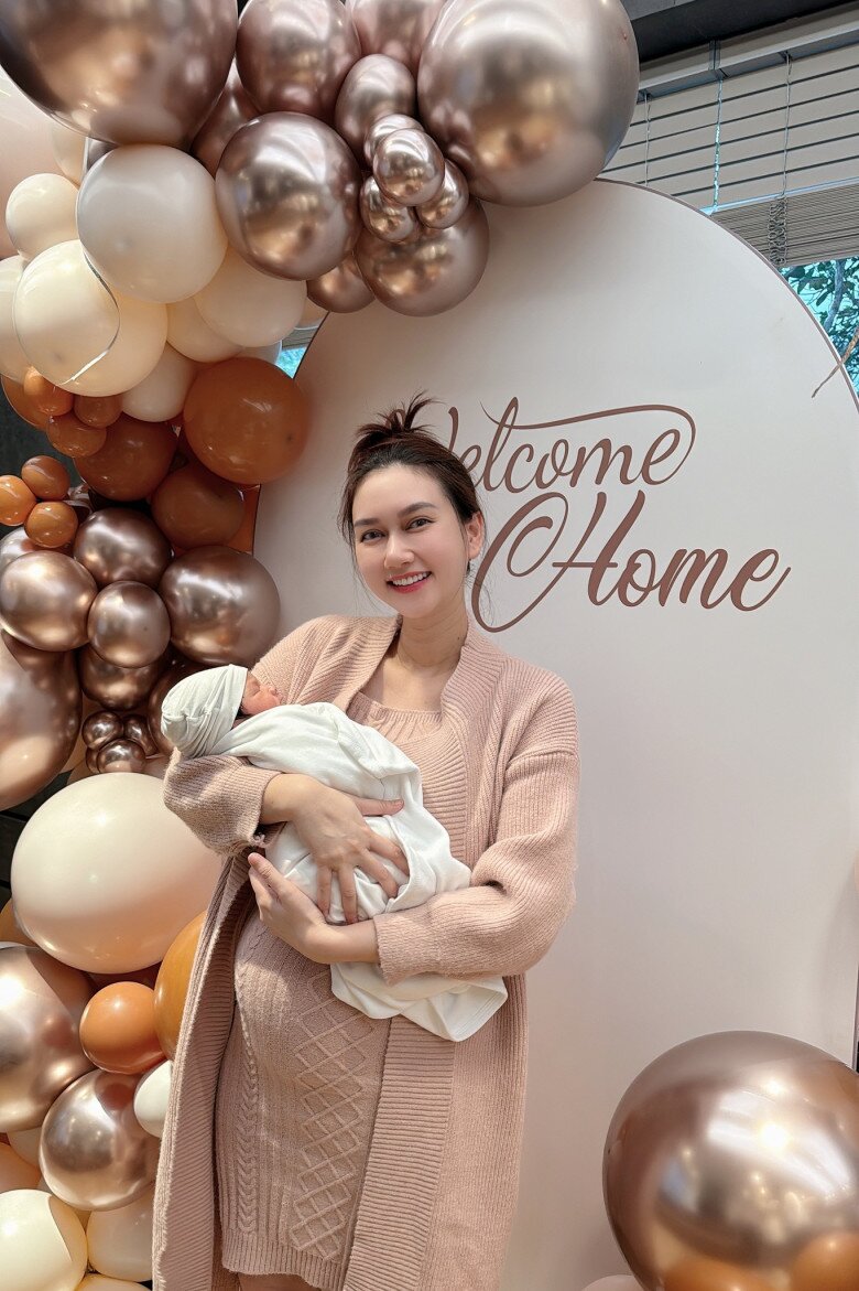 amp;#34;Gái quêamp;#34; Hương Giang đón cái Tết đầu sau sinh con cho chồng mới, làm mẹ 4 con xinh đẹp được chồng cưng chiều - 3